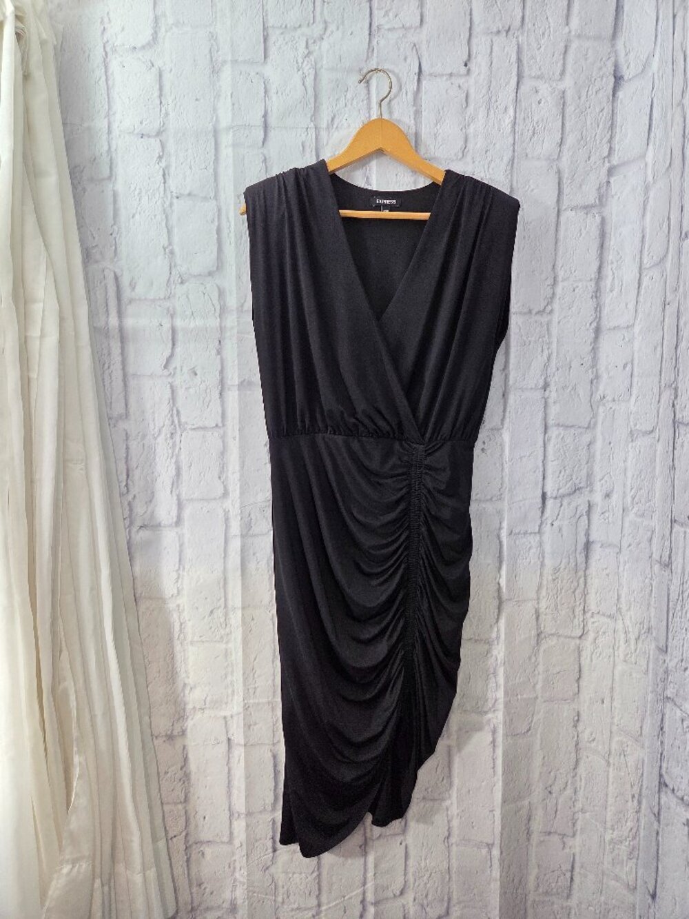 Express Medium Black Sleeveless V Neck Runched Midi Bodycon Cocktail Party Dress